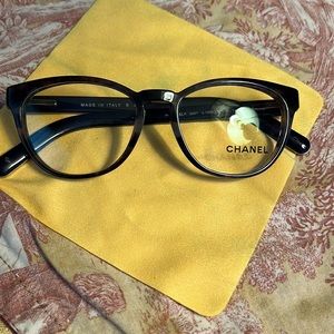 Very nice pair of frames no scratches they are a blue tortoise on small side.